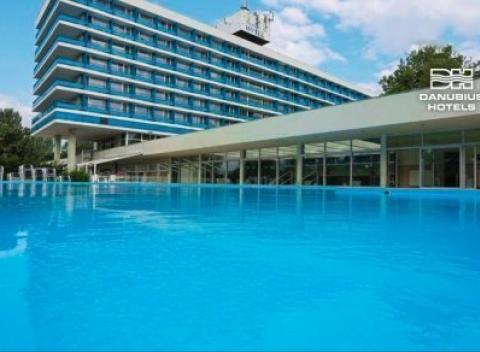 Balaton v hoteli Danubius pri pláži s polpenziou a bazénmi + dieťa zdarma.