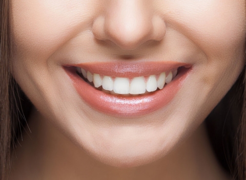 Nechajte vaše zuby zažiariť vďaka laserovému bieleniu zubov. Bezpečná a bezbolestná metóda, bez poškodenia.