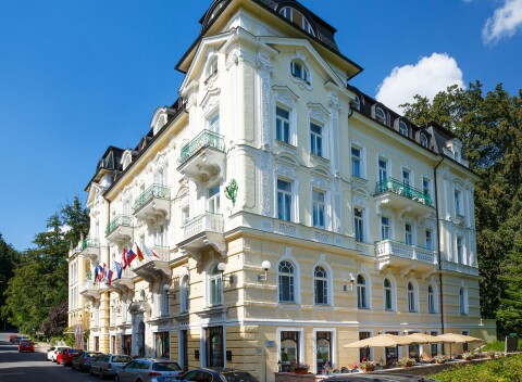 Hotel Westend **** s raňajkami či polpenziou, saunou a až 12 liečebnými procedúrrami.