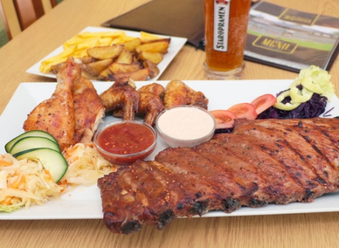 Kilové pečené bravčové rebrá s oblohou v poctivej slovenskej reštaurácii Kaštieľ.