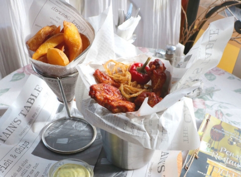 Kuracie krídielka Barbeque špeciál. Pochúťka pri ktorej si zamastíte všetkých desať prstov.