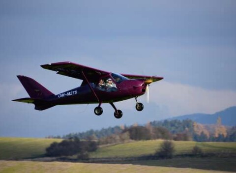 Let v modernom dvojmiestnom športovom lietadle s možnosťou pilotovania.