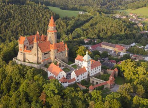 Vychutnajte si romantické chvíle v bezprostrednej blízkosti rozprávkového hradu Bouzov. Letný pobyt v Hoteli Bouzov*** s polpenziou. 