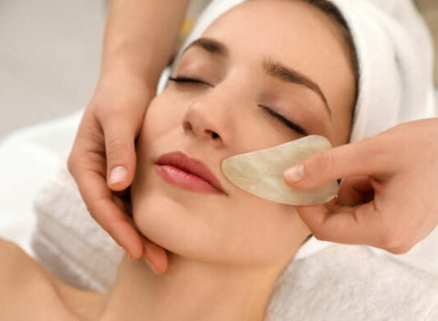 Delikátna gua sha masáž tváre na skrášlenie a dokonalý relax. Úplný relax až na 90 minút.