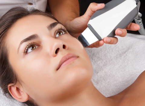 Rozjasnenie pleti ultrazvukom a rádiofrekvencia. Pripravte vašu pleť na nadchádzajúce leto.