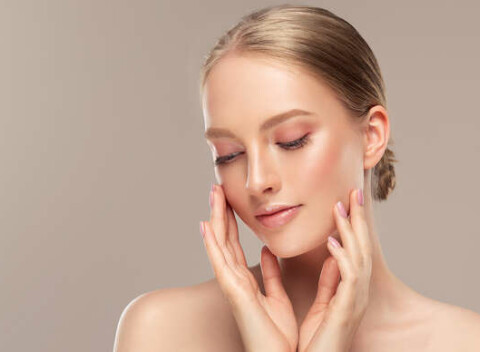 Exkluzívny balíček ošetrení pre krásnu a hydratovanú pleť. Urobte niečo pre vašu pleť, telo a myseľ.