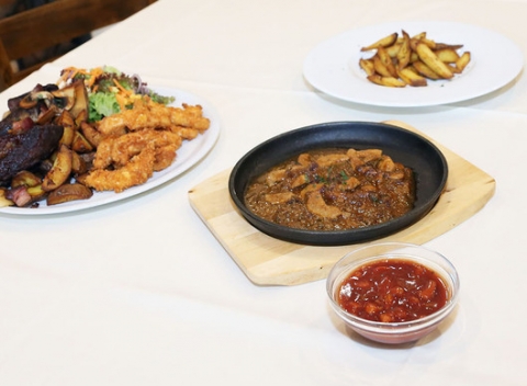 Pochutnajte si na grilovanom tanieri alebo na restovaných býčich žľazách v Marco Restaurant.