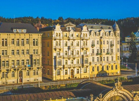 Mariánské Lázně: Hotel Kriváň **** s polpenziou, wellness, procedúrou aj kávou s dezertom.
