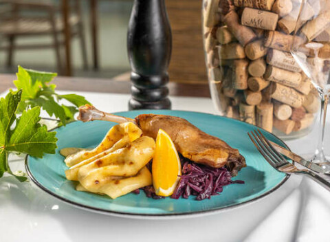 Husokačacie hody v obľúbenej Restaurant Parlament. Konfitované stehno z husokačky pre 1 osobu.