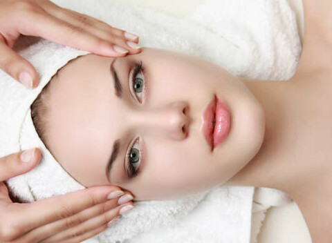 Hĺbkové čistenie pleti ozónom, masáž, ultrazvukové žehlenie alebo mikrodermabrázia.