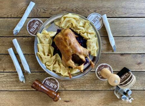 Kačacie hody s kapustou a lokšami v obľúbenej Alžbetke na Obchodnej ulici.