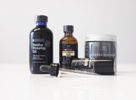 Kozmetiky poprednej americkej značky Radha Beauty. Čisto prírodné zloženie.