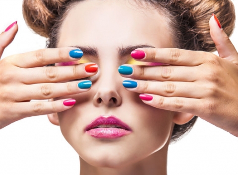 Japonská manikúra alebo Shellac. Zverte svoje pazúriky do rúk odborníkov.