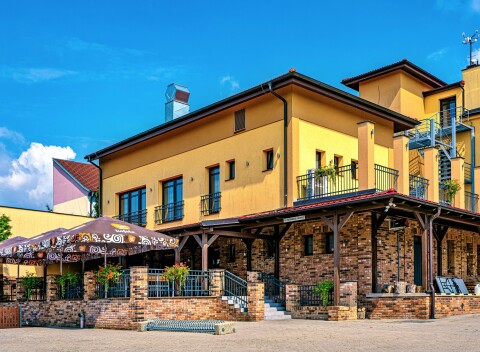 Pobyt v Bzenci neďaleko zámku v Hoteli Lidový dům *** s fľašou vína aj ochutnávkou vín + polpenzia.