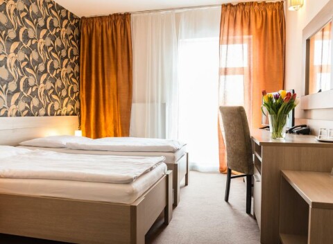 Hotel Dastan*** v centre mesta Levice je pripravený splniť všetky vaše priania + raňajky v cene.