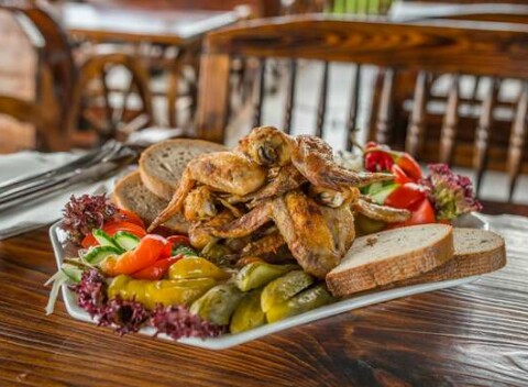 Kilo grilovaných rebierok alebo krídeliek v reštaurácii pri Dráždiaku.