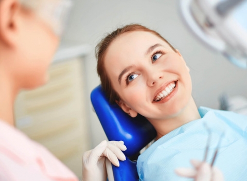 Profesionálna dentálna hygiena s pieskovaním alebo vstupná prehliadka.