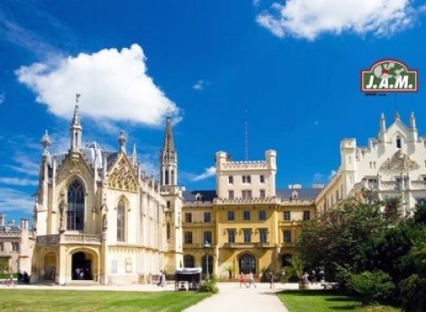 Lednice v penzióne s polpenziou, neobmedzenou konzumáciou vína a bowlingom.