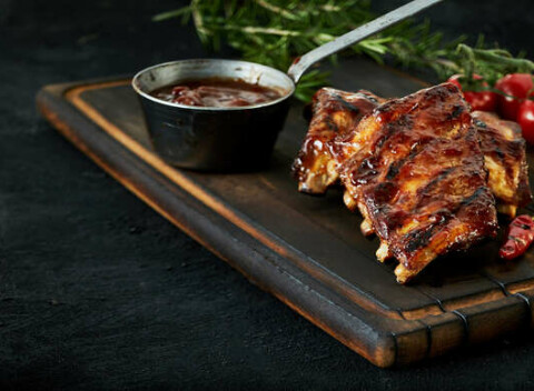 Medové rebrá, hovädzí burger, kurací burger alebo grilované kuracie stehienka.