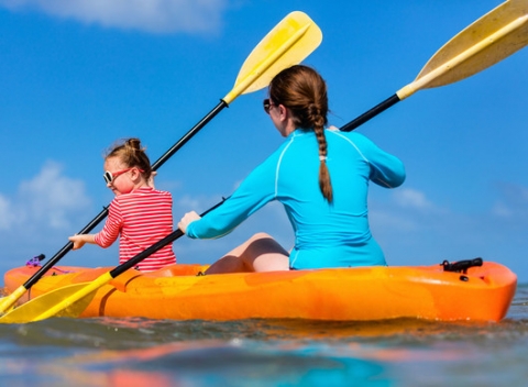 Vyskúšajte novú letnú zábavu na vode - paddleboarding alebo nafukovací kajak.