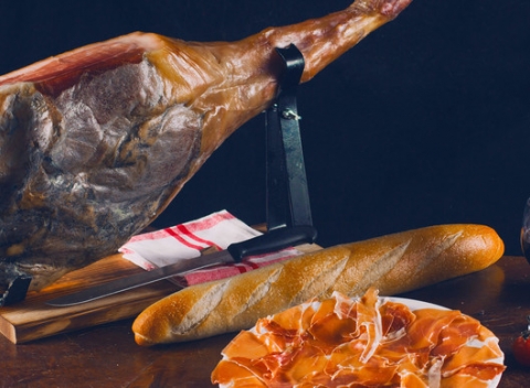 Päťkilová šunka, stojan, nôž + Paella set - ozajstná delikatesa španielskej gastronómie.