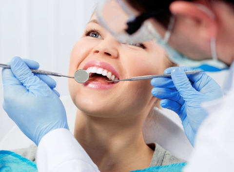 Profesionálna dentálna hygiena s pieskovaním alebo vstupná prehliadka a bielenie zubov.