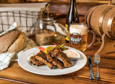 Kačacie menu alebo grilované rebrá v pivovare WYWAR + prehliadka v cene.