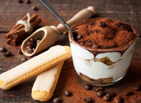 Talianské tiramisu s espressom v reštaurácii HLAVNÁ 100 v srdci Košíc.