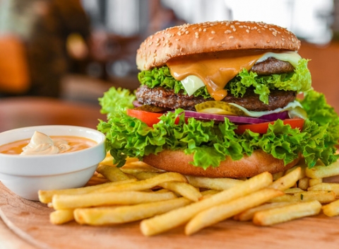 Poctivý hovädzí burger s hranolkami priamo na Obchodnej v Hyde park Dvor & Pub.