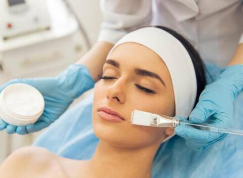 Hĺbkové čistenie a regenerácia pleti, vďaka ktorej zažiarite v Beauty Esthetic Centrum.