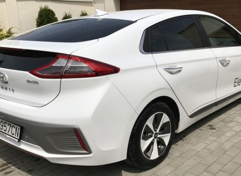 Nezabudnuteľná hodinová jazda na ekologickom elektromobile Hyundai IONIQ.