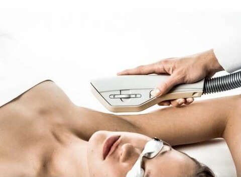 Bezbolestné, efektívne, laserové odstránenie chĺpkov certifikovaným medicínskym prístrojom EXILITE.