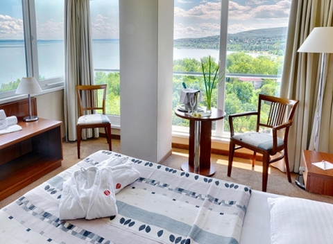 Príjemný 4* hotel na brehu Balatonu so súkromnou plážou, polpenziou a wellness.