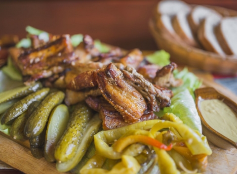 Zamastite si prsty s 1 kg grilovaných rebierok alebo 1 kg krídelok a všetko zapite kvalitným pivom.