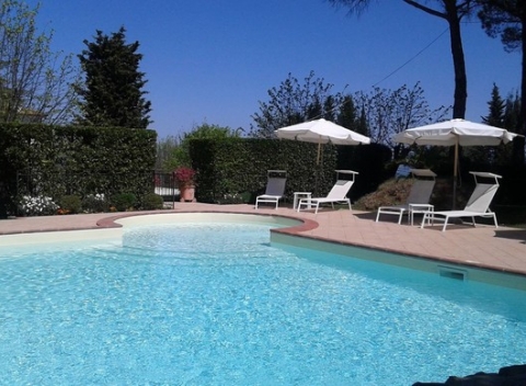 Dovolenka vo Ville Bianca s krásnym výhľadom na Toskánsku prírodu, vstupom do bazéna a raňajkami.