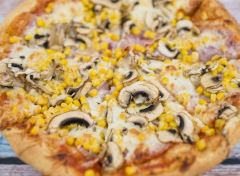 Doprajte si 2 - 3 chrumkavé pizze na výber zo 17 druhov aj s donáškou k vám domov.