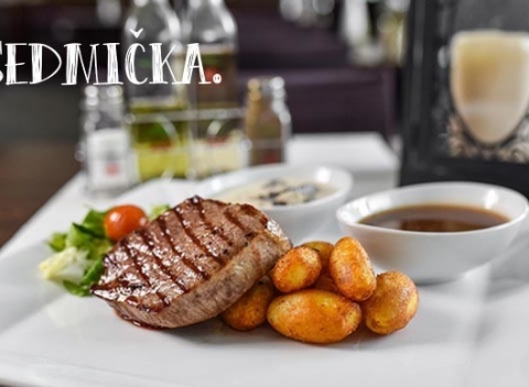 Pravý hovädzí iron steak + vanilková zmrzlina s horúcim lesným ovocím ako dezert.