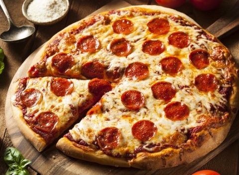 Chrumkavá pizza pečená v peci - na výber z 10 druhov, každý deň môžete ochutnať inú.