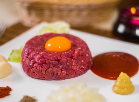 300 g tatarák pre 2 – 3 osoby vo Wolker restaurant pri Michalskej bráne.