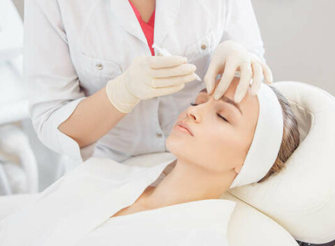 Stop mimickým vráskam - aplikácia účinnej látky špecialistkou na estetickú dermatológiu.