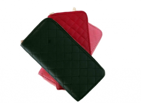 Elegantná dámska peňaženka, vyrobená z prešívanej koženky. Na výber z 3 farieb.