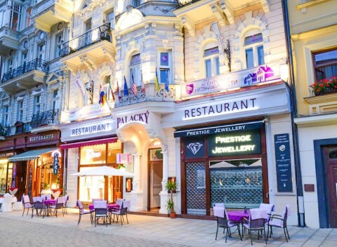 Karlove Vary priamo v centre v Hoteli Palacký **** so vstupom do Alžbětiných lázní, polpenziou a oblátkami.