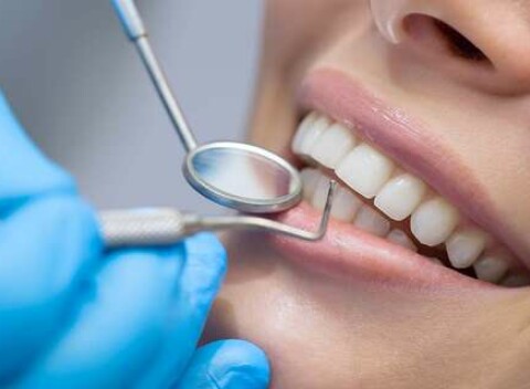 Dentálna hygiena + 2 medzizubné kefky zdarma alebo nová korunka.