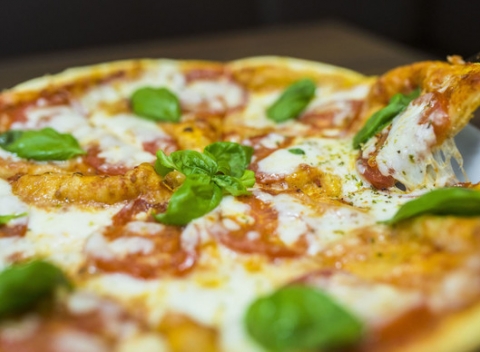 Chrumkavé cesto, vôňa cesnaku a ten syyyr!  Fantastická pizza podľa výberu.