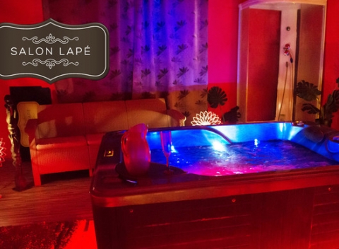 Jakuzzi, parná a fínska sauna či uvoľňujúca masáž na vás čaká v privátnom wellnesscentre v salóne Lapé.