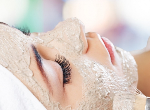 Hĺbkové ošetrenie pleti biokozmetikou, masáž tváre a úprava obočia v  BFIT.