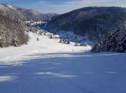 SKI Mlynky – Biele Vody s celodenným skipasom (nenáročný svah ideálny pre rodiny s deťmi).