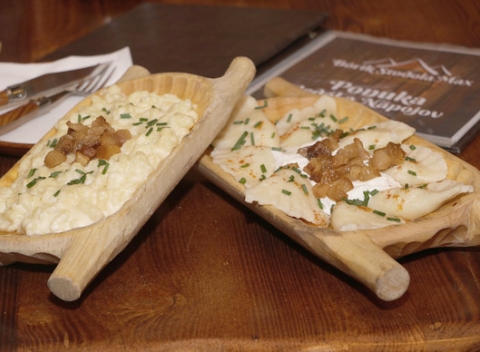 Tradičné domáce špeciality - bryndzové pirohy, halušky, Jánošíkovská ihla či šalát podľa šéfkuchára.