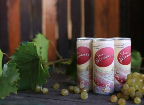 6 plechoviek osviežujúceho šumivého vína ShauFrizzante s jemnou chuťou lesných jahôd.