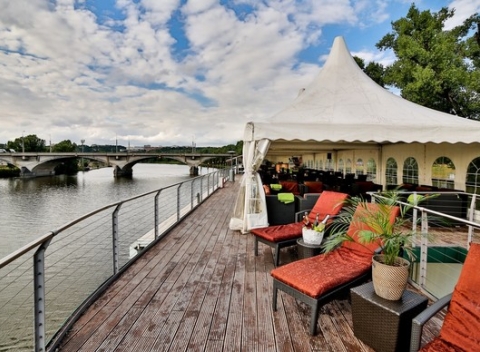 Romantika vo dvojici na vlnách Vltavy v Rohan Boat Prague so 4-chodovou večerou.